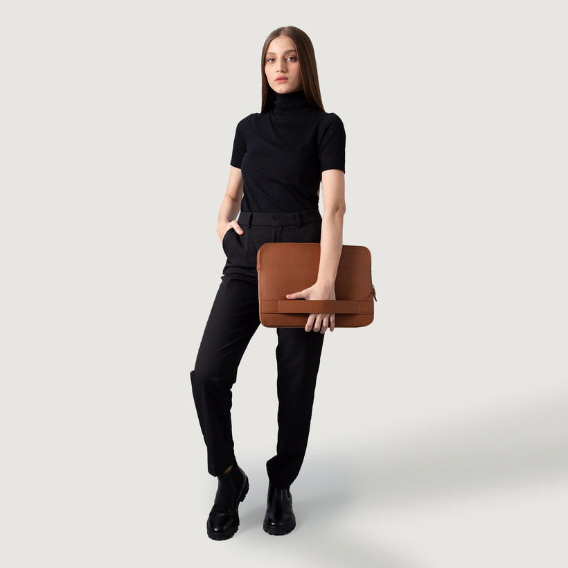 The Baxter Leather Laptop Sleeve نسائي