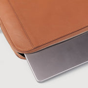 
تفاصيل مقربة of Classic Collar & Heavy-Duty Zipper Hardware on The Baxter Brown Leather Laptop Sleeve For Men & Women