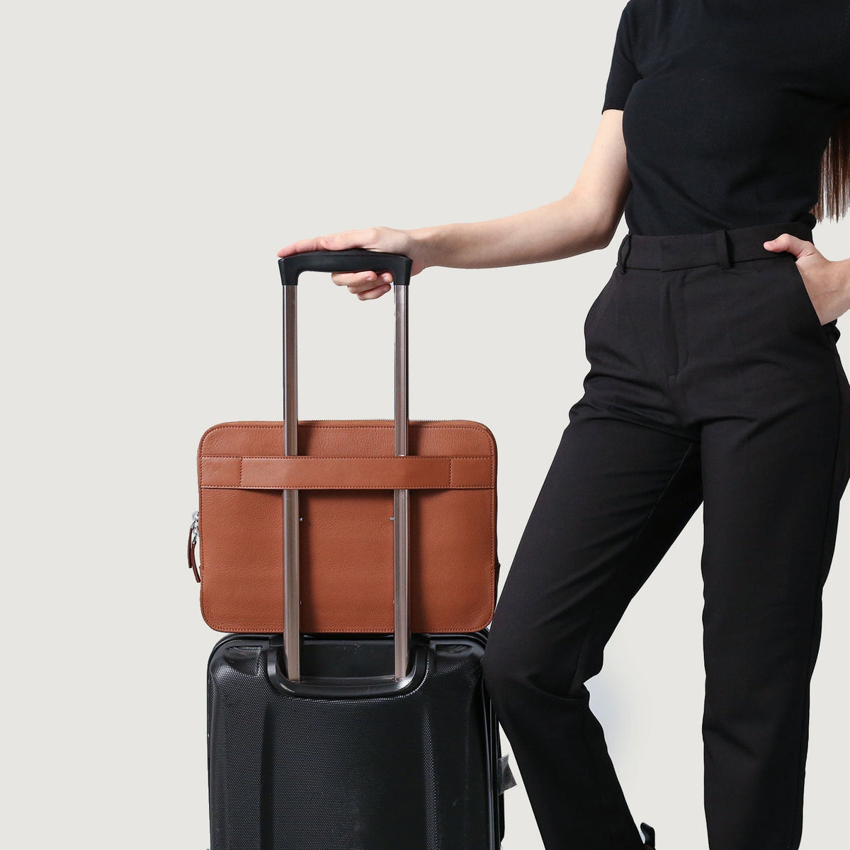 
مظهر الارتداء على موديل لـ  The Baxter Brown Leather Laptop Sleeve For Men & Women على عارض أزياء - انسيابية طبيعية في ضوء النهار
