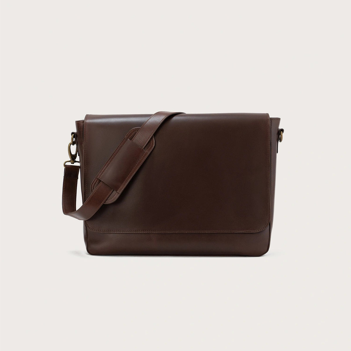 
The Carismatico Vintage Brown Leather Messenger Bag For Men & Women in Vintage Brown Full-Grain Leather - Full Exterior عرض أمامي وقَصّة مفصلة أنيقة | شراء أونلاين عبر المتجر الرسمي