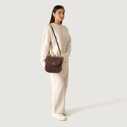 
Distressed Brown Full-Grain leather Bag - عرض خلفي يوضح أحزمة الجلد المقواة والخياطة المتقنة