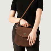 
Solid Antique Brass Hardware & Heavy-Duty Dual Zipper Detail on The Sandra Vintage بيج تان Leather Saddle Bag For Women