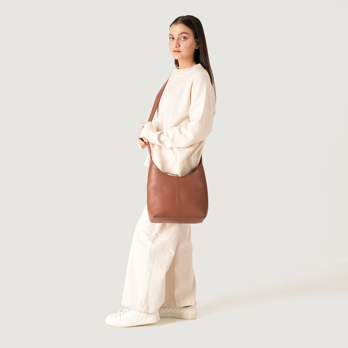 
Brown Full-Grain leather Goods - عرض خلفي يوضح تفصيل الأكتاف المتقن والحاشية النظيفة