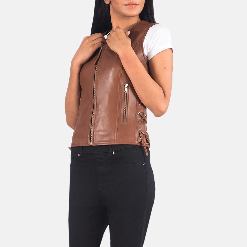 Close-Up Detail of V-neck &amp; Zipper Hardware on Women's Vanda بني Leather Biker Vest نسائي
