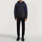 
Wayne أسود & أزرق Hooded Puffer جاكيت جلد رجالي - عرض جانبي يوضح قَصّة الأكمام المريحة