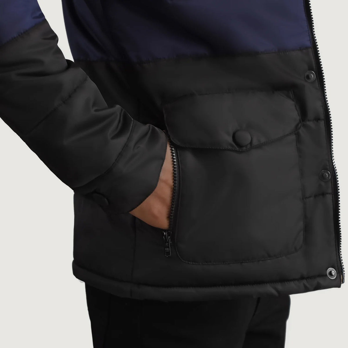 
عرض البطانة الداخلية Showing Quilted Viscose Lining & جيبان داخليان عمليان