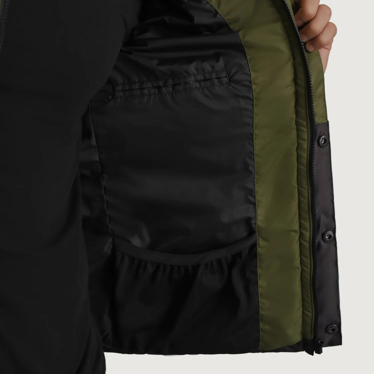 
Black + Green Full-Grain Leather Hooded Jacket - عرض خلفي يوضح تفصيل الأكتاف المتقن والحاشية النظيفة