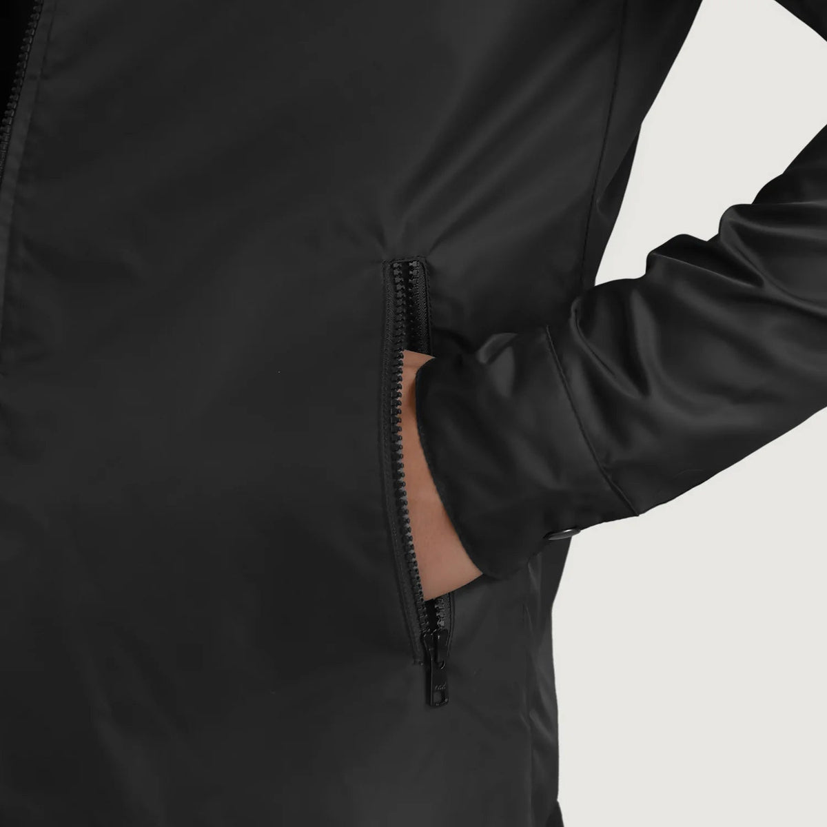 
عرض البطانة الداخلية Showing Quilted Viscose Lining & جيبان داخليان عمليان