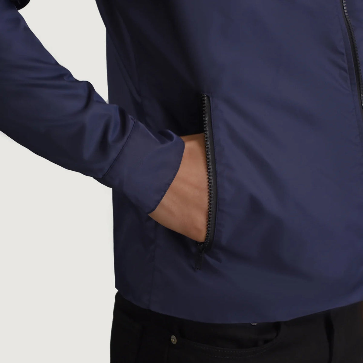 
عرض البطانة الداخلية Showing Quilted Viscose Lining & جيبان داخليان عمليان