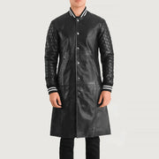 Close-Up Detail of Varsity collar &amp; Snap Button button Hardware on Wilde أسود Leather Varsity معطف جلد رجالي