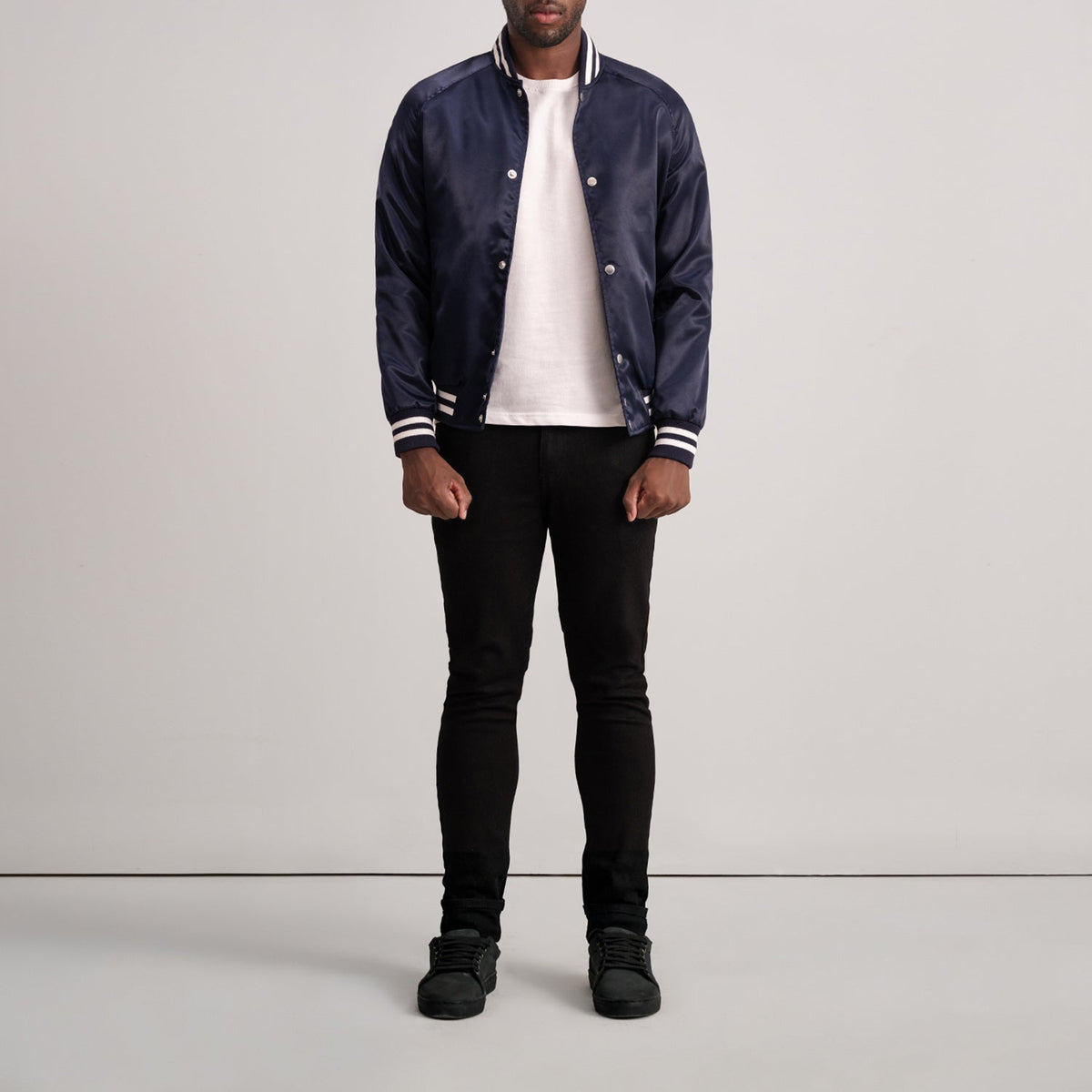 Close-Up Detail of Varsity &amp; Button Hardware on Xander أزرق Varsity جاكيت جلد رجالي
