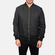 Close-Up Detail of Varsity &amp; Zipper Hardware on Men's Zack أسود جاكيت بومبر جلد رجالي