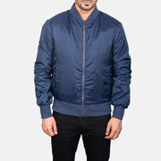 Close-Up Detail of Varsity &amp; Zipper Hardware on Men's Zack أزرق جاكيت بومبر جلد رجالي